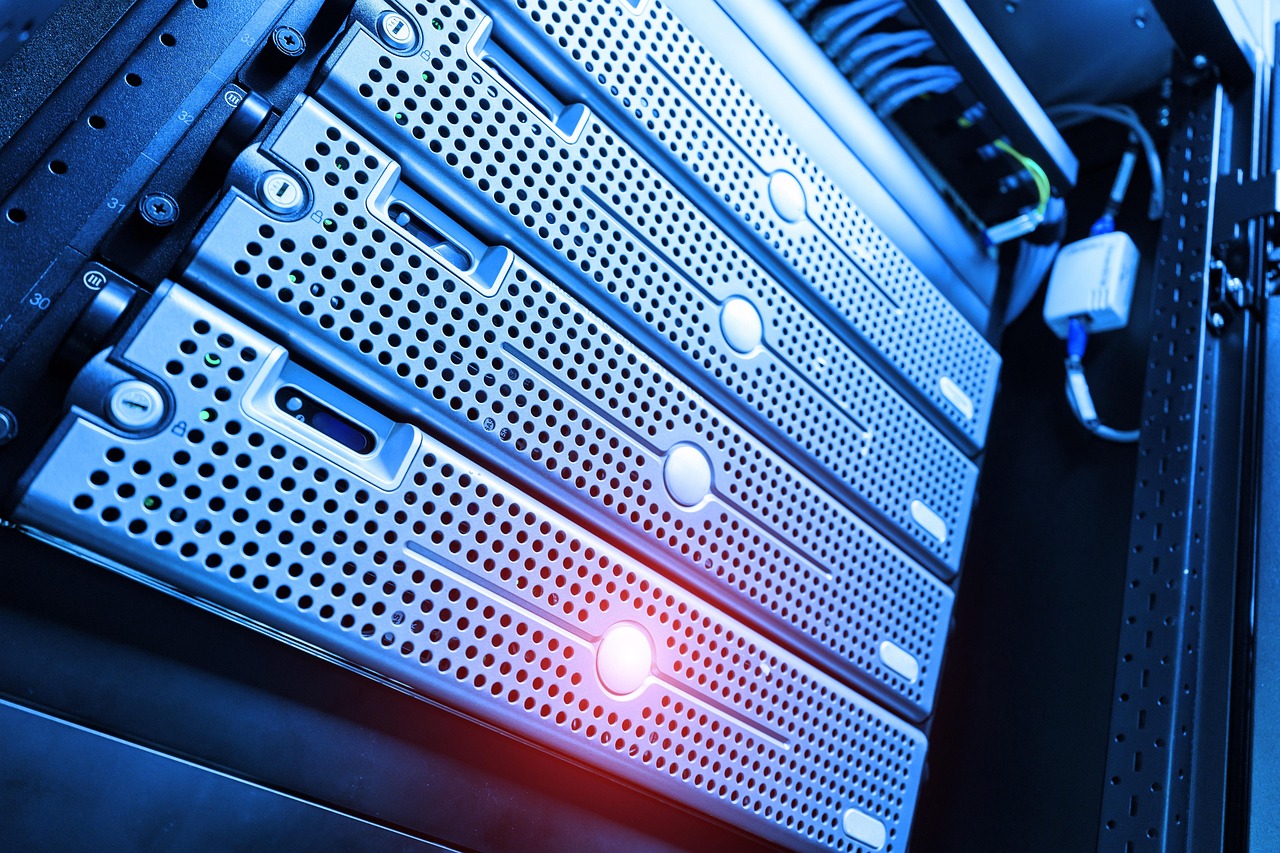 Rack de servidores de almacenamiento en centro de datos con unidades de disco duro y luces LED