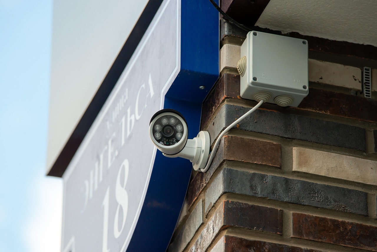 Cámara de seguridad CCTV instalada en fachada de edificio comercial/industrial