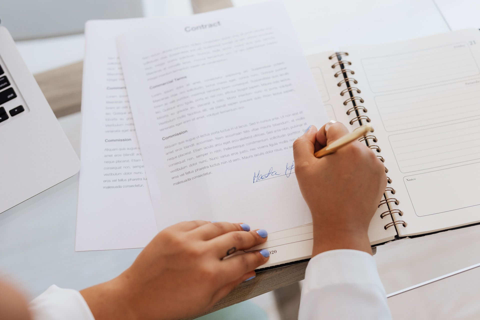 Documentos de contrato y RFP de procurement apilados en escritorio de oficina — comparación lado a lado de propuestas de proveedor