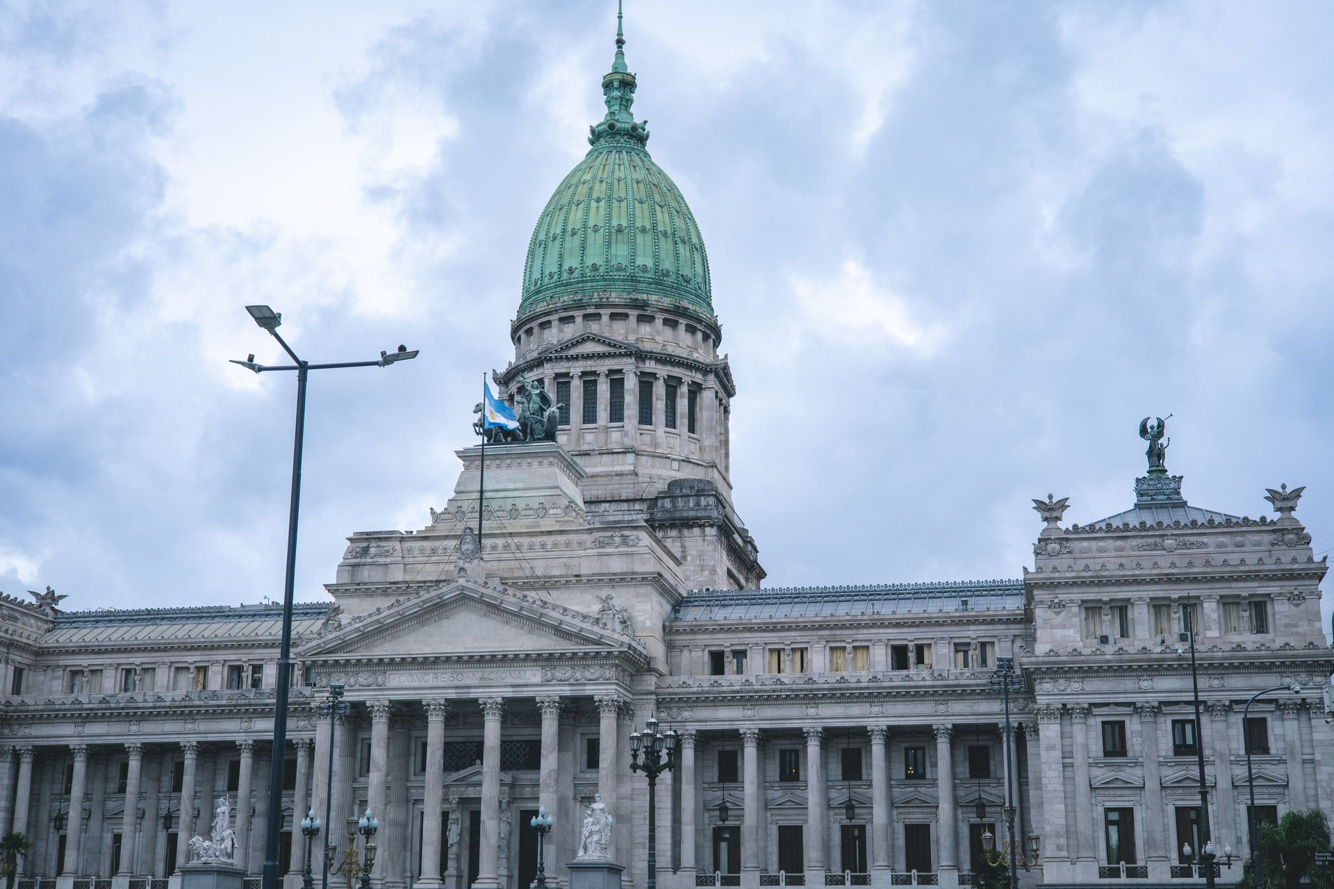 Edificio del Congreso Nacional de Argentina con columnas clásicas y cúpula verde — símbolo de la legislación federal que codifica la videovigilancia con reconocimiento facial en LATAM