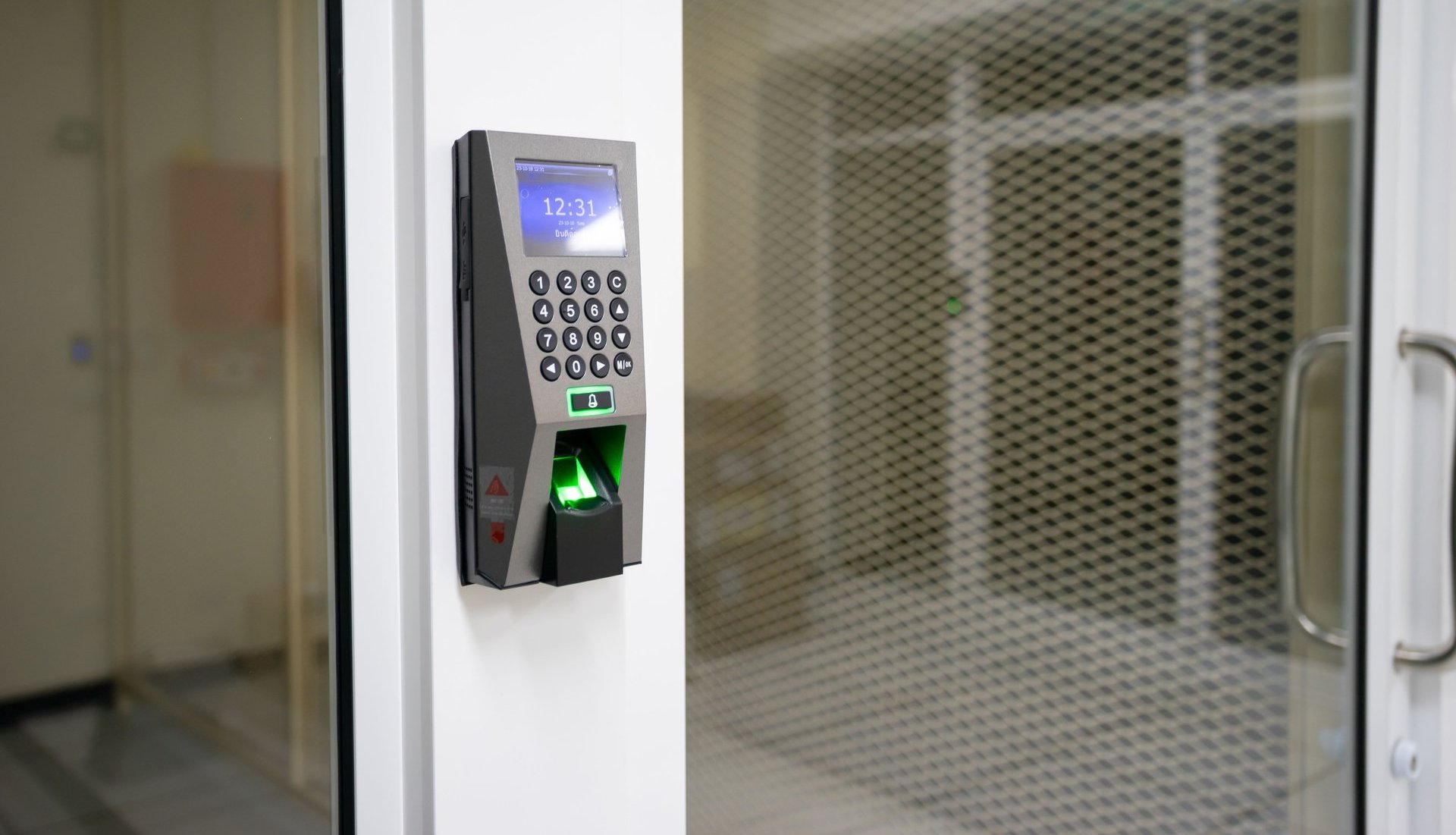 Lector biométrico de puerta de centro de datos con panel de control iluminado — el punto donde un tercero accede a un sistema que no le pertenece