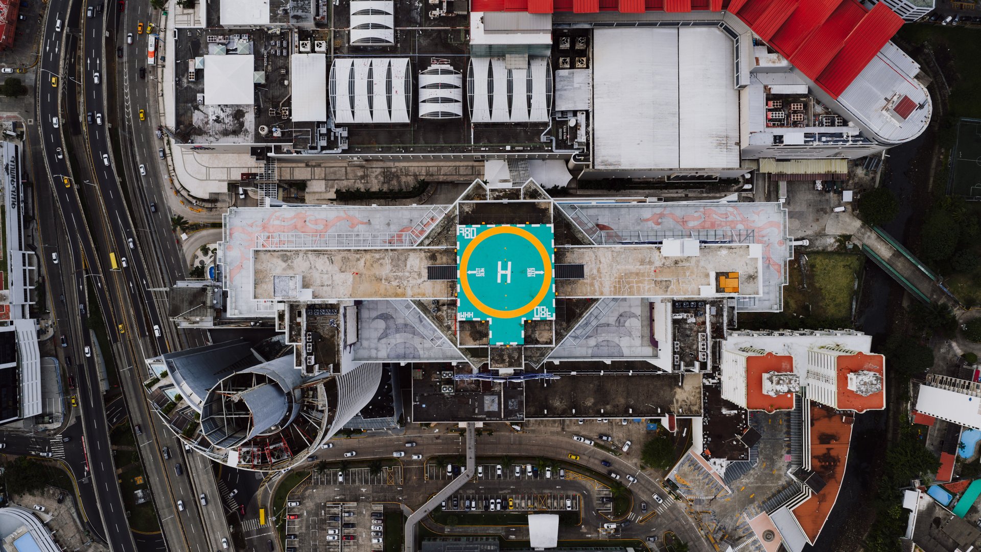 Drone de grabación cinematográfica sobre techo urbano con skyline de fondo — vigilancia aérea y perspectiva periodística que la regla FDC 6/4375 intentó criminalizar