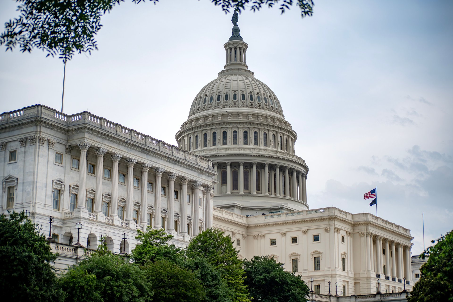 Fachada del Capitolio de Estados Unidos con columnas y cúpula — símbolo institucional de supervisión federal sobre programas de vigilancia ALPR