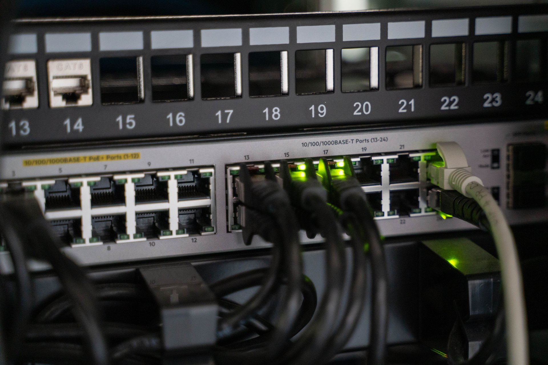 Cable Ethernet conectado a switch de red con luz LED de link activo, vista lateral